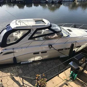 https://entire-luxury-42ft-sealine-3-cabin-yacht-staycation.brighton-hotels-england.com